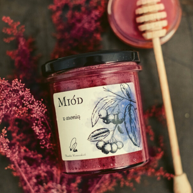 ekologiczne-miody-pasieka-morawscy-miod-z-aronia-na-ciemnym-tle