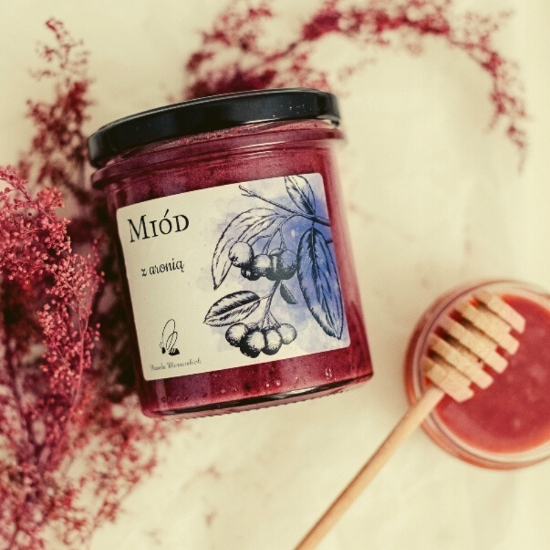 ekologiczne-miody-pasieka-morawscy-miod-z-aronia-na-jasnym-tle