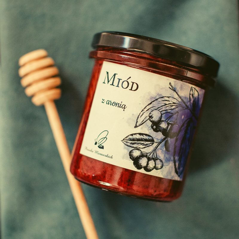 ekologiczne-miody-pasieka-morawscy-miod-z-aronia-na-zielonym-tle