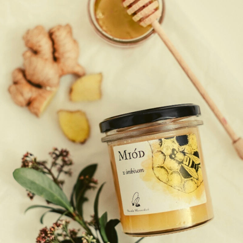 ekologiczne-miody-pasieka-morawscy-miod-z-imbirem-na-jasnym-tle