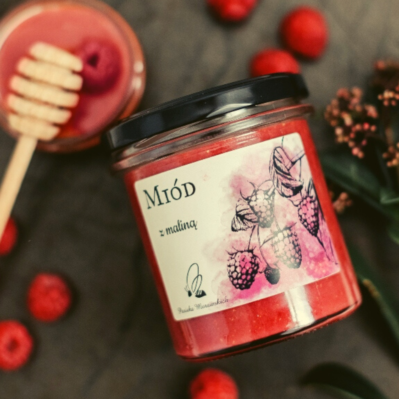 ekologiczne-miody-pasieka-morawscy-miod-z-malina-na-ciemnym-tle