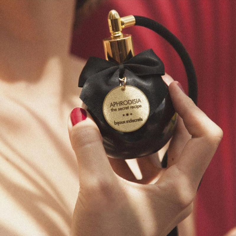 bijoux-indiscrets-aphrodisia-mgielka-do-ciala-roza-jasmin-ylang-ylang-100-ml-flakon-w-dloniach-kobiety