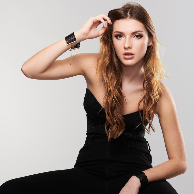 bijoux-indiscrets-desir-metallique-kajdanki-z-lancuszkow-czarne-na-dloniach-mlodej-kobiety-2