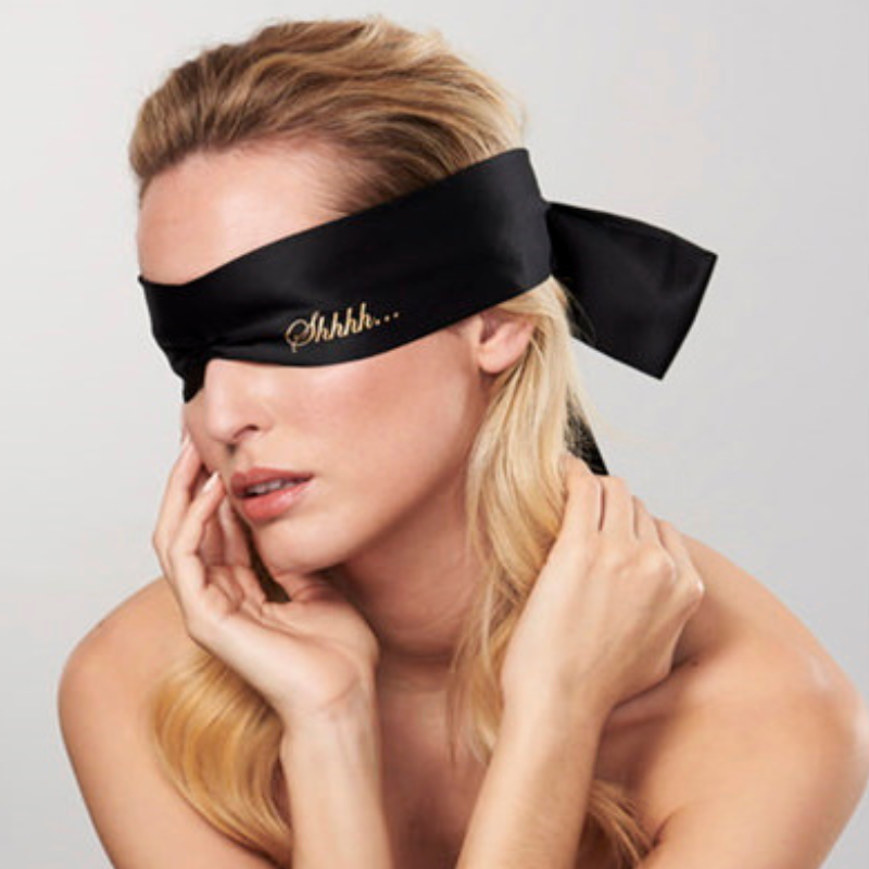 bijoux-indiscrets-shhh-elegancka-satynowa-opaska-na-oczy-na-oczach-pieknej-blondymki