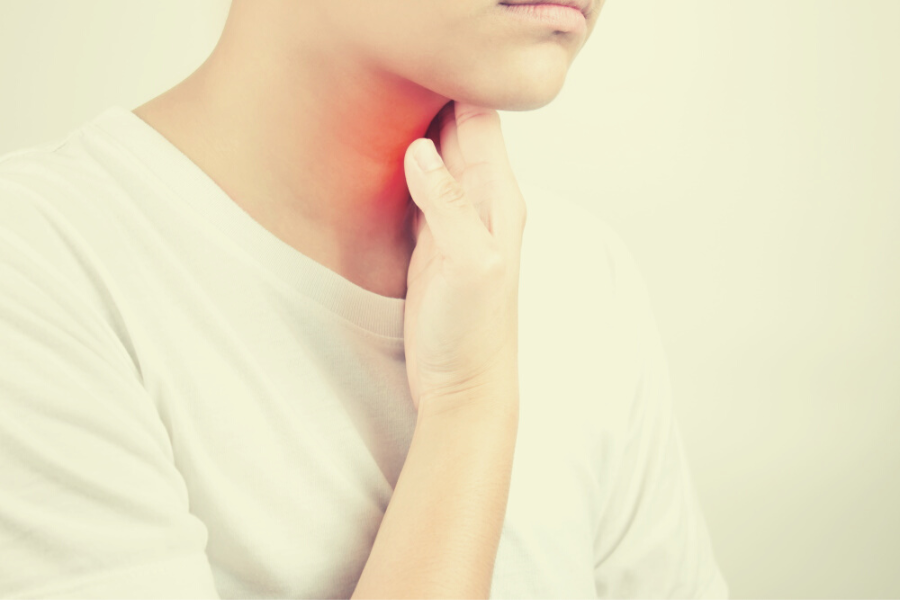 bol-gardla-mlody-mezczyzna-dotyka-dlonia-obolalej-szyi