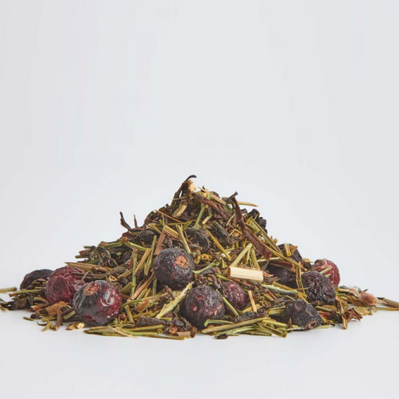 brown-house-and-tea-spring-tea-czarna-herbata-z-iglami-sosny-i-porzeczka-45-g-susz-na-jasnoszarym-tle