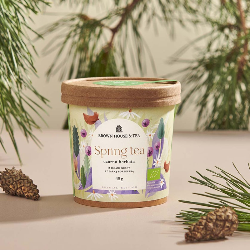 brown-house-and-tea-spring-tea-czarna-herbata-z-iglami-sosny-i-porzeczka-szyszki-galezie-sosny-w-tle