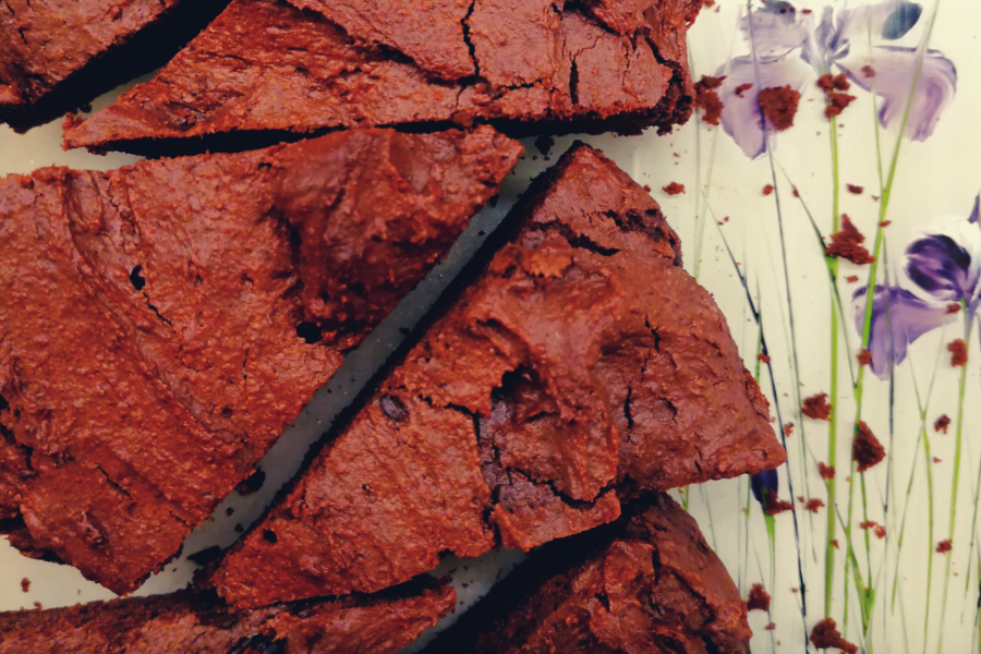 ciasto-czekoladowe-z-fasoli-na-jasnym-talerzu-zdobionym-kwiatowym-motywem