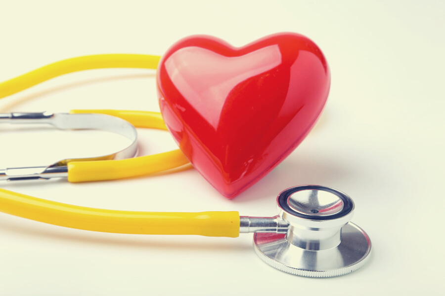 czerwone-serce-zolty-stetoskop-na-bialym-tle