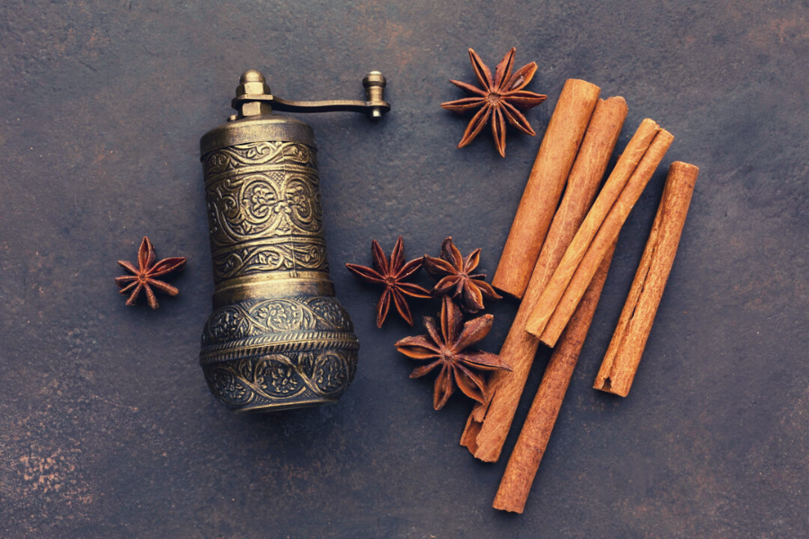 laski-cynamonu-cejlonskiego-gwiazdki-anyzu-metalowy-mlynek-skladniki-przyprawy-korzennej-zdrowo-tutaj