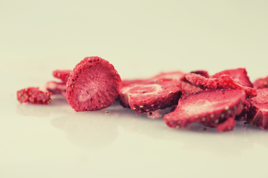 liofilizowane-truskawki-na-jasnym-tle