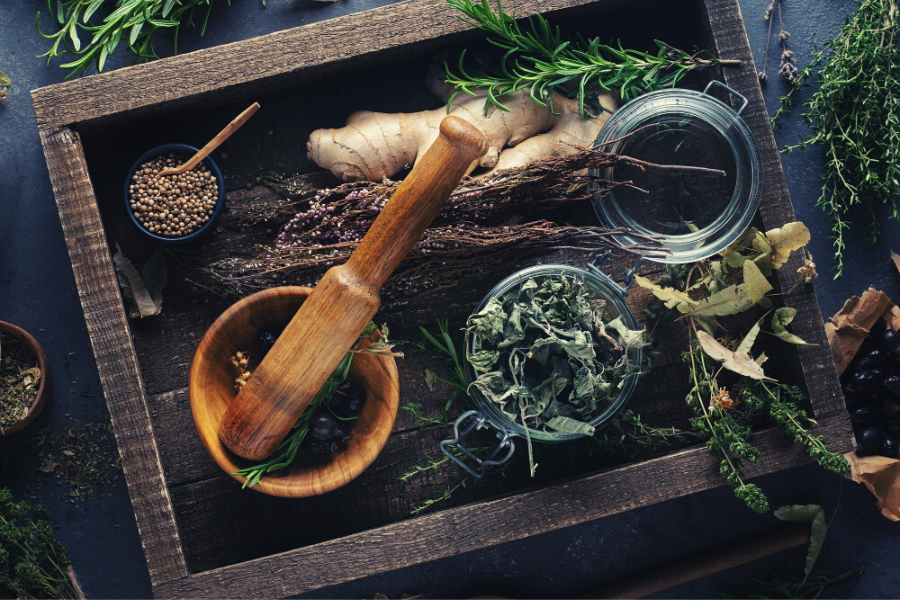 medycyna-alternatywna-ziola-na-bol-gardla-na drewnianym-stole-widok-z-gory