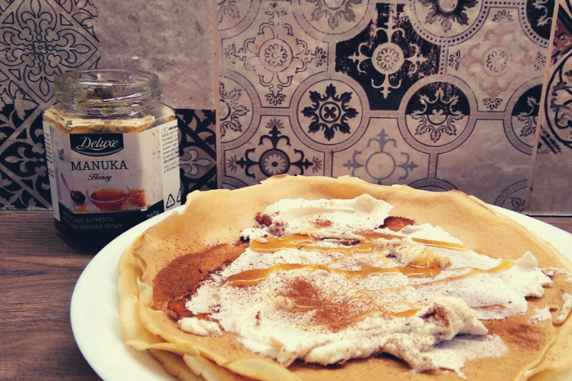 miod-manuka-z-nalesnikami-domowej-roboty