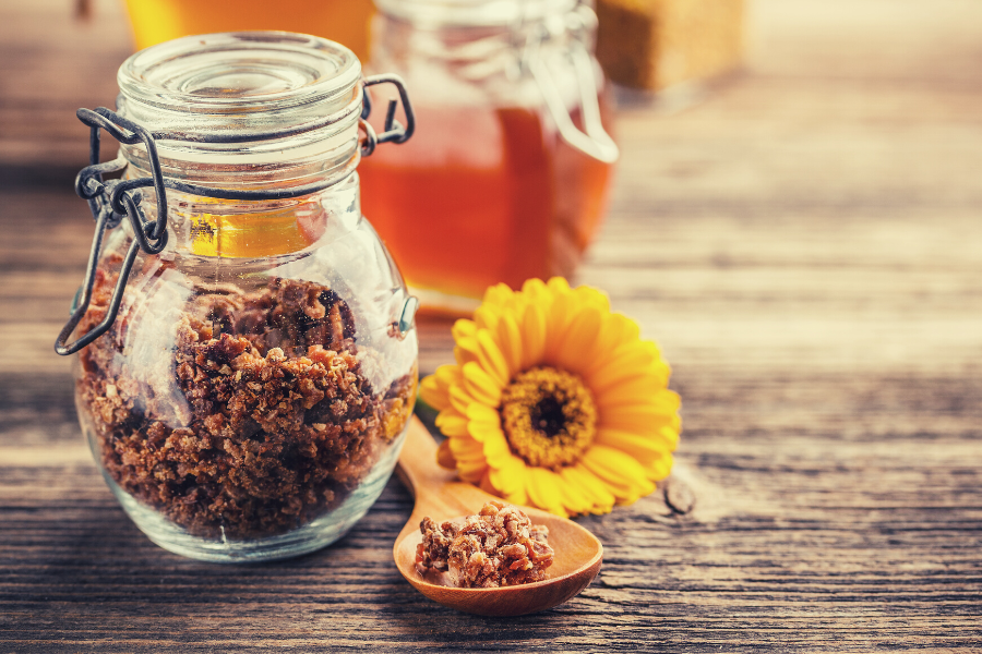 propolis-w-szklanym-sloiku-drewniana-lyzka-zpropolisem-na-drewnianym-stole