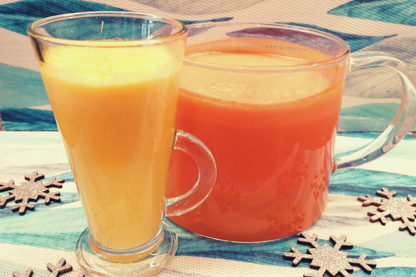 sok-z-marchwii-w-szklanym-dzbanku-sok-z-pomaranczy-w-szklance-na-niebieskim-tle