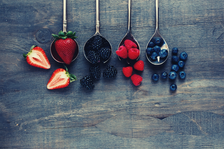 zdrowo-tutaj-blog-wszystko-co-musisz-wiedziec-o-jagodach-truskawki-jezyny-borowki-maliny-wysypujace-sie-zmetalowych-lyzeczek