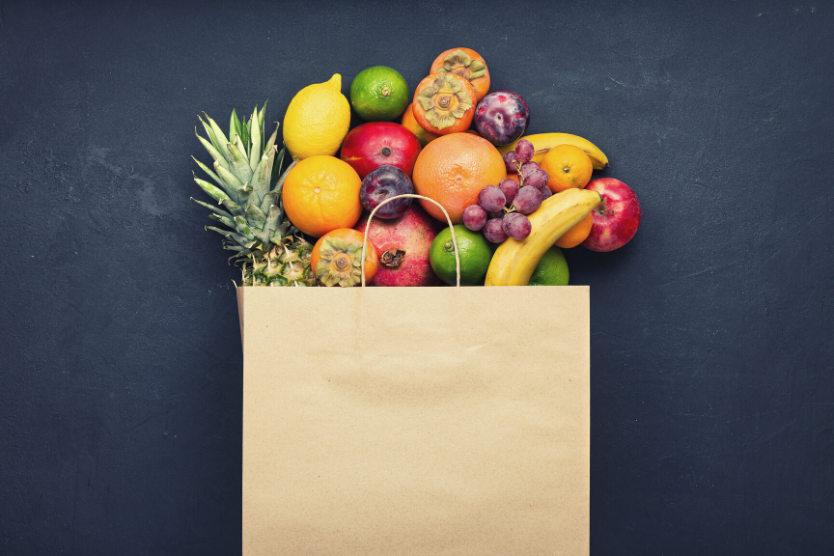 antyoksydanty-w-diecie-owoce-i-warzywa-w-papierowej-torbie-na-granatowym-tle