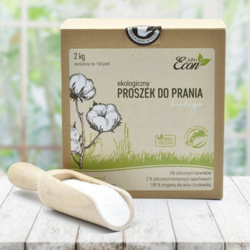 john-econ-ekologiczny-proszek-do-prania-bialego-2-kg-drewniana-lyzka-zproszkiem-opakowanie-na-jasnym-blacie