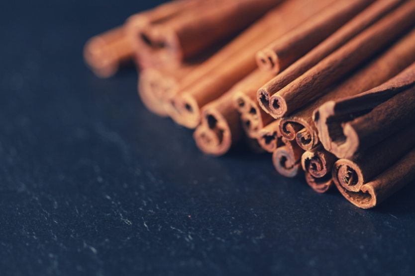 laski-cynamonu-na-ciemnym-granatowym-tle