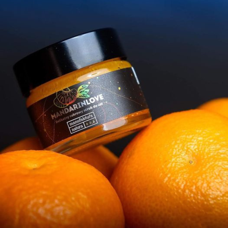 manufaktura-natura-scrub-peeling-mandarynkowy-mandarinlove-do-ust-nawilzajacy-odswiezajacy-naturalne-skladniki-weganski-eko-bio-15-ml