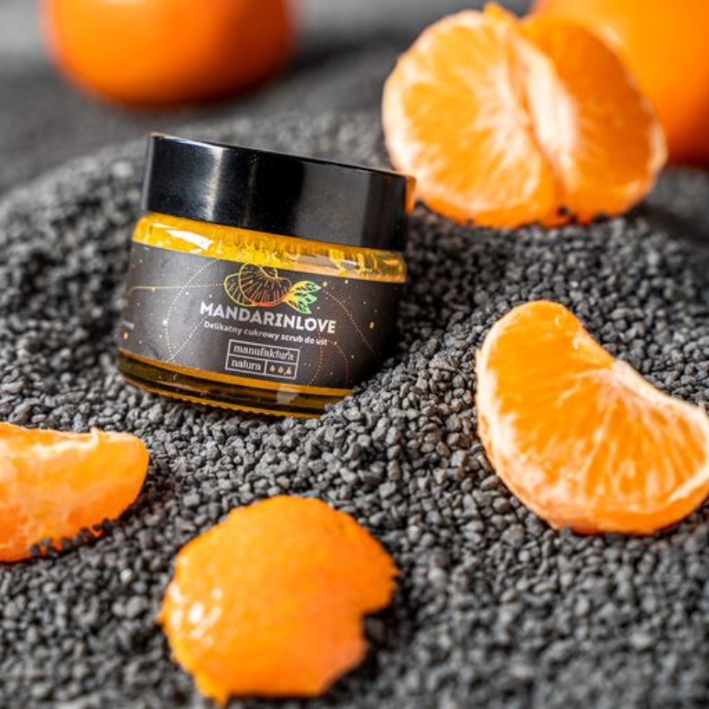 manufaktura-natura-scrub-peeling-mandarynkowy-mandarinlove-do-ust-nawilzajacy-odswiezajacy-naturalne-skladniki-weganski-eko-bio-15-ml