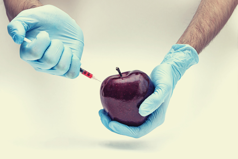 rece-w-gumowych-rekawiczkach-strzykawka-wbita-w-jablko-jak-sie-pozbyc-pestycydow-z-warzyw-i-owocow