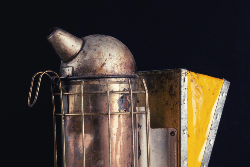 zabytek-palacz-pszczeli-na-czarnym-tle-historia-miodu