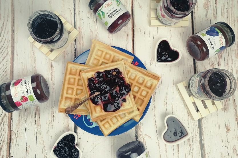 batom-ekologiczne-dzemy-bez-dodatku-cukru-na-jasnym-tle-gofry-z-dzemem