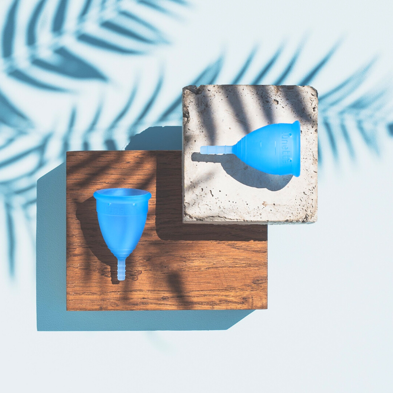 lunette-kubeczek-menstruacyjny-niebieski-dwa-kubeczki-na-niebieskim-tle