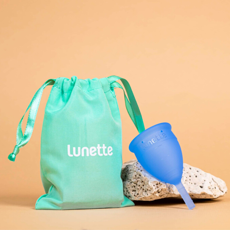 lunette-kubeczek-menstruacyjny-niebieski-kubeczek-i-woreczek-na-brazowym-tle