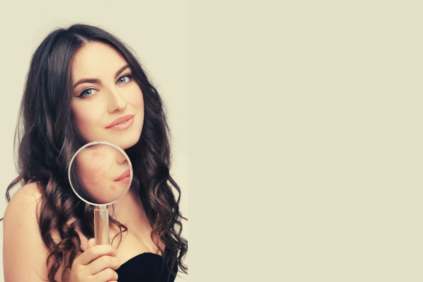 mloda-kobieta-z-lupa-pielegnacja-cery-tradzikowej