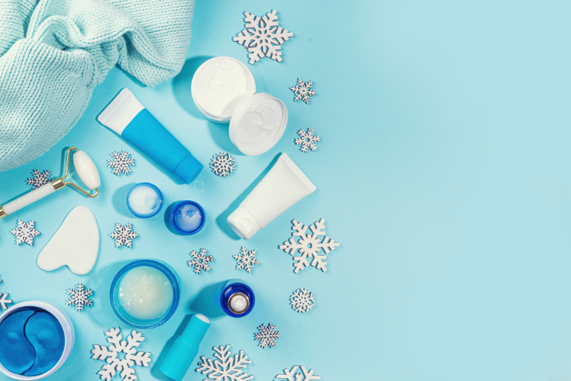 pielegnacja-suchej-skory-zima-kosmetyki-kremy-balsamy-na-jasnoniebieskim-tle