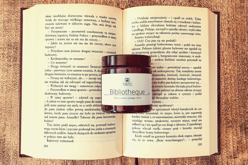 plantuli-swieca-bibliotheque-na-otwartej-ksiazce