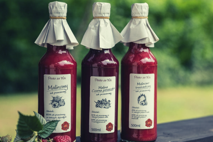 prosto-ze-wsi-smak-przetworow-z-dziecinstwa-soki-przecierowe-z-malin-na-drewnianym-stole