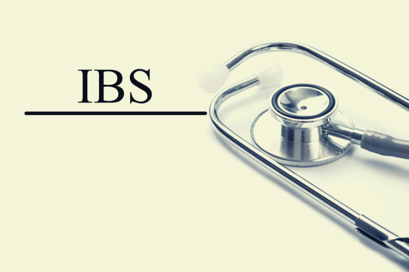 stetoskop-napis-i-b-s-na-jasnym-tle-diagnoza-i-leczenie-zespolu-jelita-drazliwego