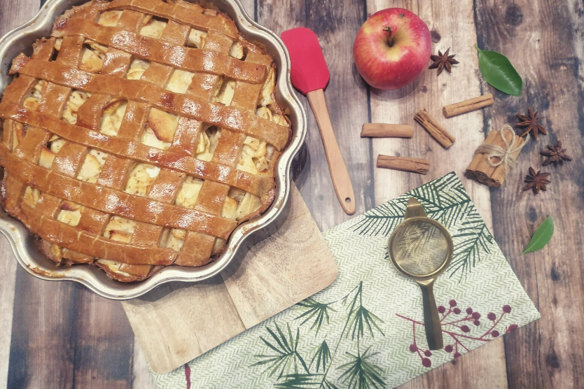 prosty-i-szybki-przepis-na-tarte-z-jablkami-i-cynamonem-cale-jablko-zlote-sitko-cynamon-laski-kolorowa-sciereczka-drewniane-tlo