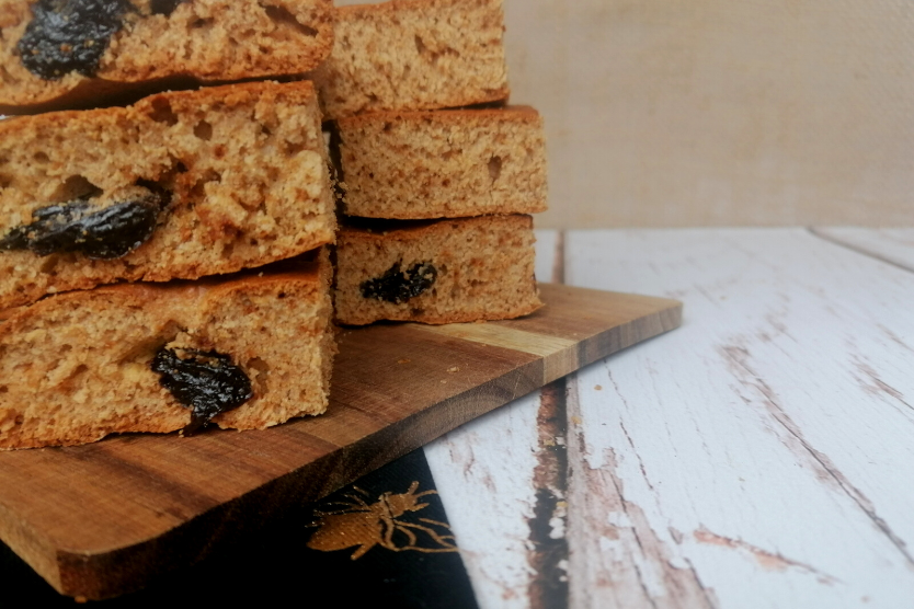 prosty-przepis-na-piernik-z-miodem-piernik-ze-sliwka-pokrojony-w-kostke-na-drewnianej-desce-na-jasnym-tle