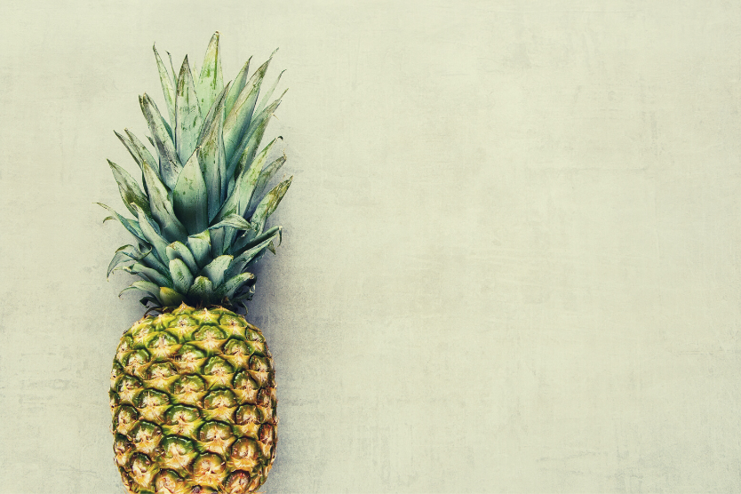 zamien-slodycze-na-kawalek-anansa-ananas-na-jasnoszarym-tle