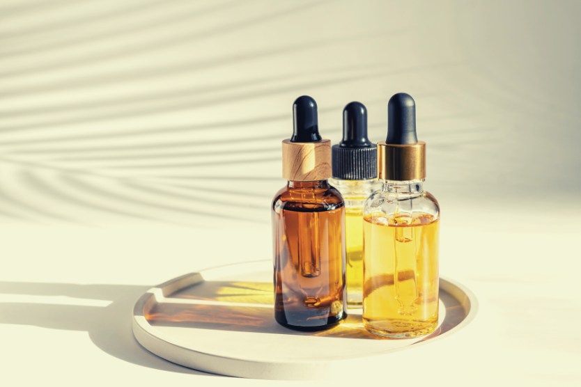 czym-zastapic-retinol-zestaw-kosmetykow-do-pielegnacji-twarzy-i-ciala-w-szklanych-butelkach-z-pipetkami-na-podstawce-jasne-tlo-martwa-natura-cienie