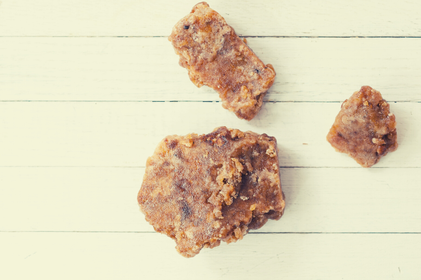 czarne-mydlo-afrykanskie-naturalny-kosmetyk-do-pielegnacji-3-kostki-na-jasnym-drewnianym-tle