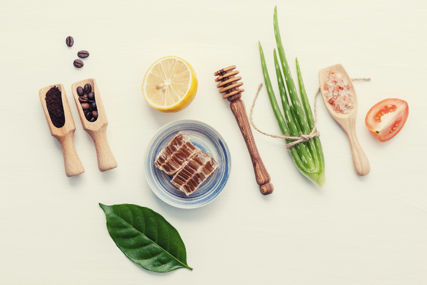 d-i-y-domowe-maseczki-do-wlosow-aloes-plaster-cytryny-plaster-miodu-drewniana-lyzka-do-miodu-skladniki-na-domowe-maseczki-do-wlosow-na-jasnym-tle