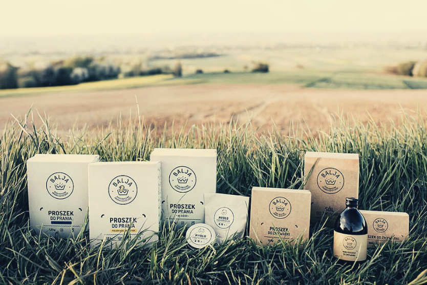 produkty-marki-balja-detergenty-na-zielonej-lace-w-tle-polski-krajobraz-pola