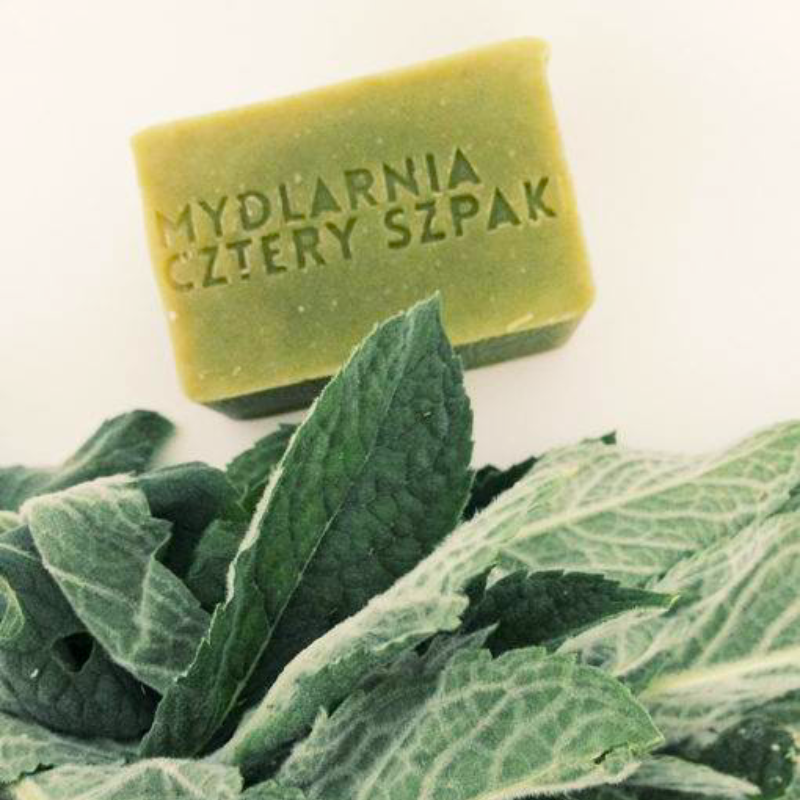 mydlarnia-4-cztery-szpaki-mieta-z-mieta-naturalne-mydlo-w-kostce-chlodzace-energetyzujace-weganskie-recznie-robione-z-olejkiem-mietowym-i-zielonym-jeczmieniem-dla-kazdego-typu-skory-110-g