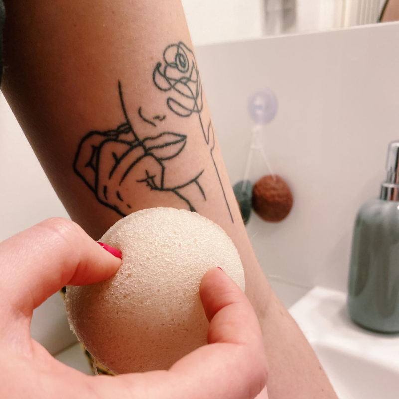 manufaktura-natura-gabka-konjac-naturalna-eko-biodegradowalna-delikatna-dla-skory-wrazliwej-gleboko-oczyszczajaca-masujaca-zbalansowane-ph-naturalny-peeling