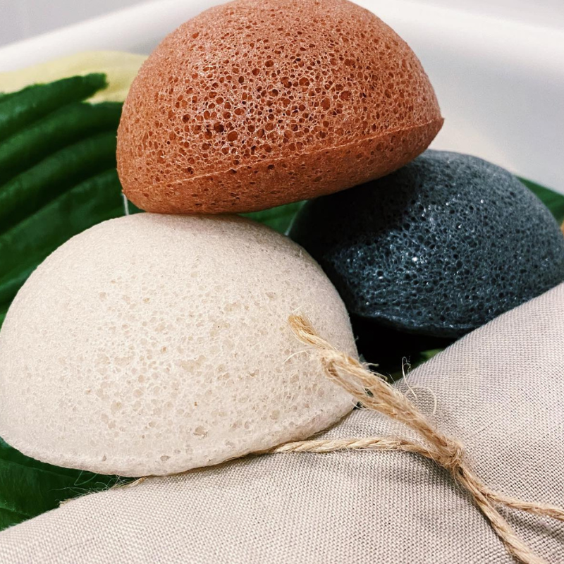 manufaktura-natura-gabka-konjac-ze-skala-wulkaniczna-z-wyspy-jeju-scoria-naturalna-weganska-do-cery-tlustej-problematycznej