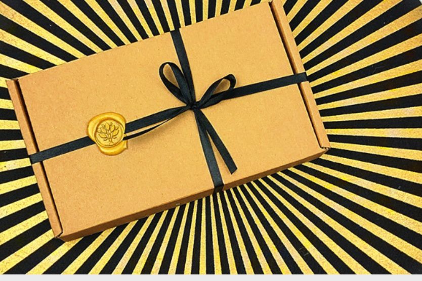 zdrowo-tutaj-zestaw-prezentowy-eko-pudełko-trzy-mydla-ręczne-robione-naturalne-składniki-satynowa-tasiemka-lakowa-pieczęć-personalizacja-ekologia