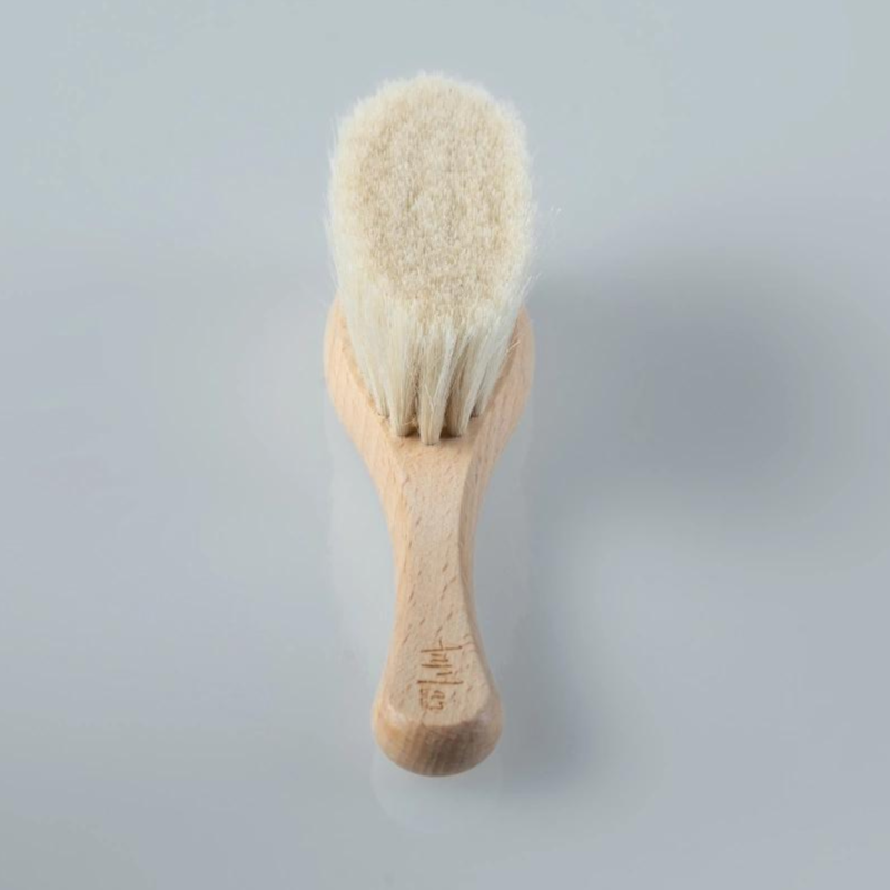 anmar-szczotka-do-masazu-niemowlaka-z-koziny-drewniana-naturalna
