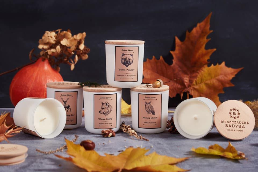 bieszczadzka-sadyba-seria-zwierzeta-swiece-sojowe-w-bialych-ceramicznych-pojemnikach-z-rustykalnymi-etykietami-jesienne-liscie-dynia