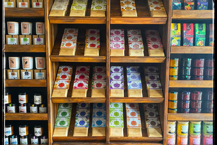 drewniany-rustykalny-regal-z-produktami-bieszczadzka-sadyba-swiece-mydla-miody-herbaty