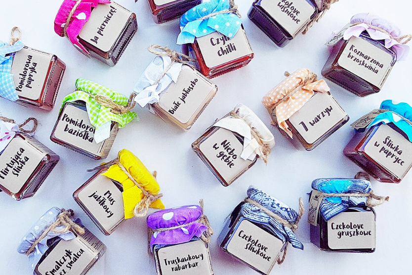 male-szczescia-naturalne-przetwory-konfitury-dzmey-musy-sosy-do-kanapek-tostow-gofrow-domowe-recznie-robione-bez-konserwantow-naturalne-przetwory-na-jasnym-tle